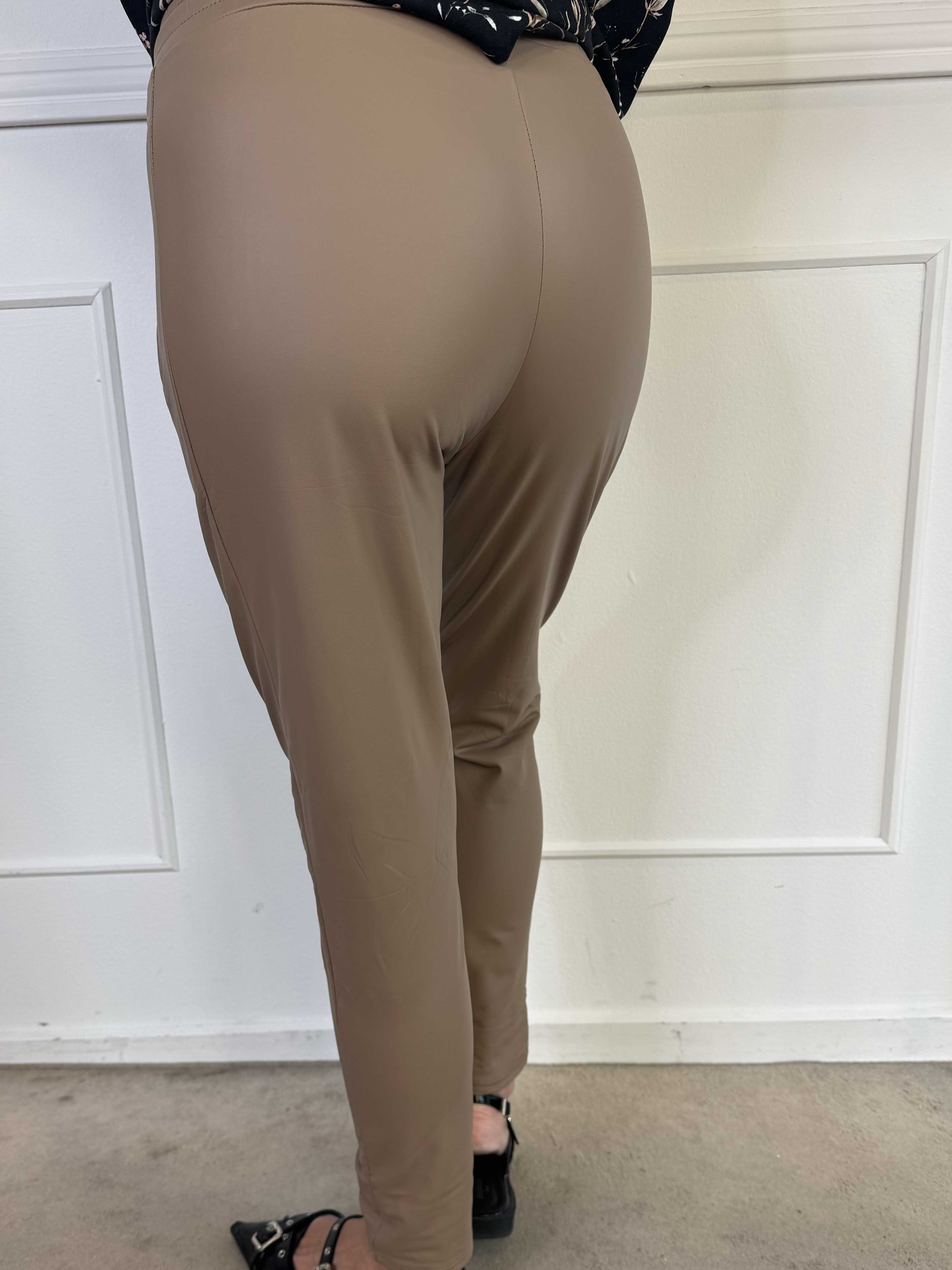 Niddi - Lösa byxor i läderlook